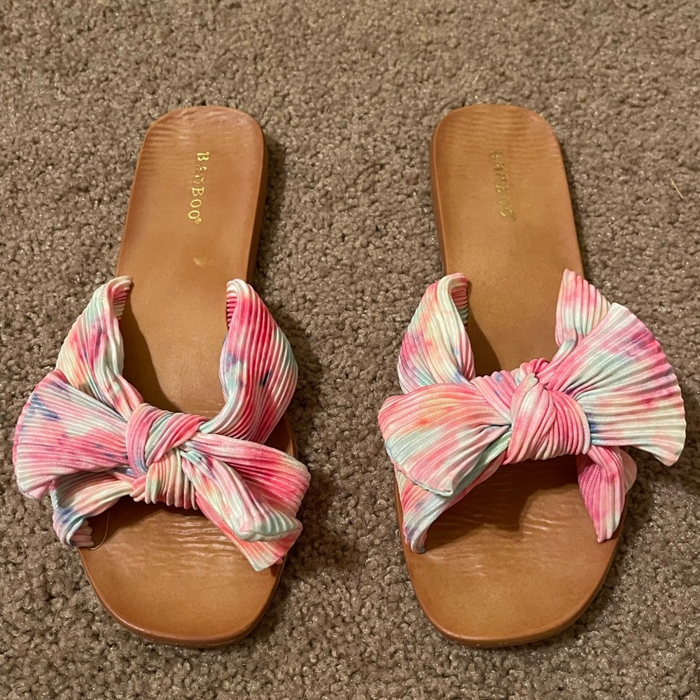 Bamboo bow patterned sandals